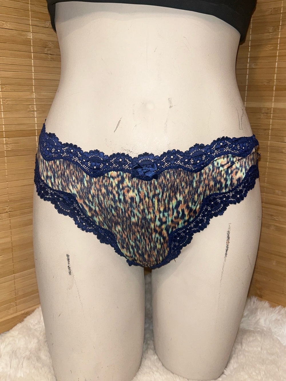 Victoria’s Secret blue lace floral thong panties woman’s medium Y2K medium